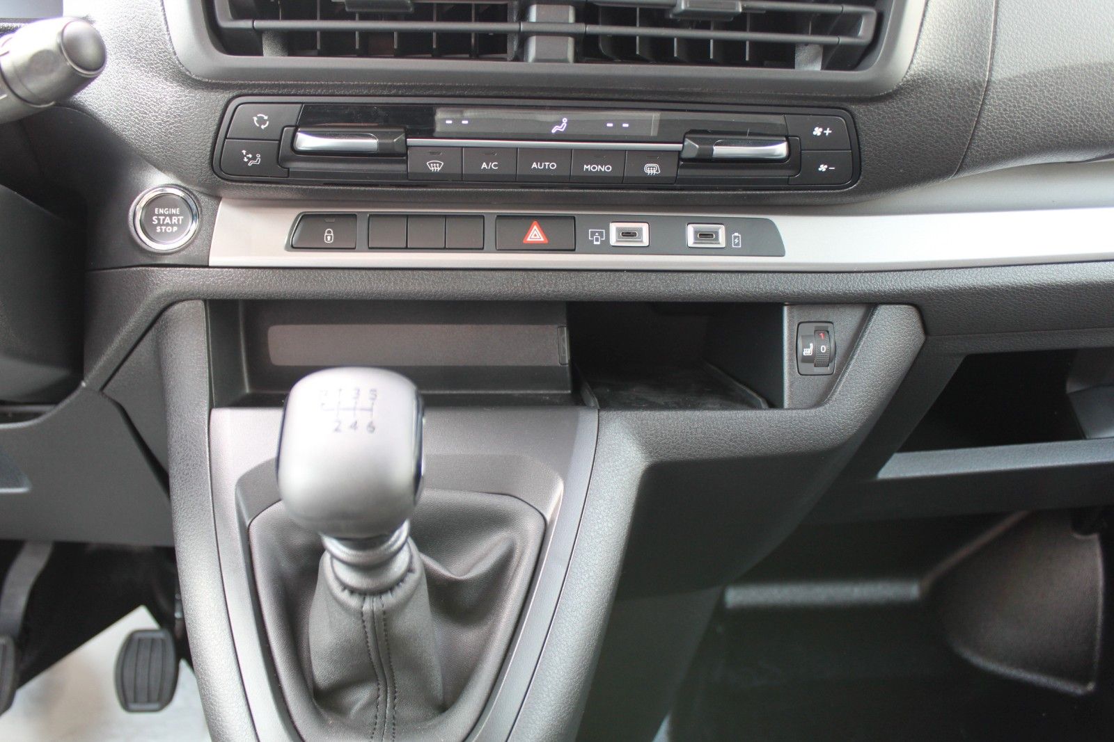 Fahrzeugabbildung Fiat Scudo XL Multicab Webasto/Full-LED 6-Sitzer
