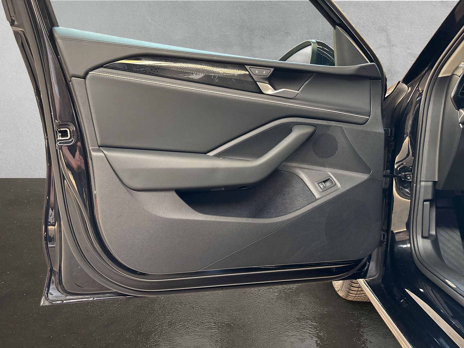 Fahrzeugabbildung Volkswagen Passat Variant 1.5 TSI eHybrid Business AHK HuD