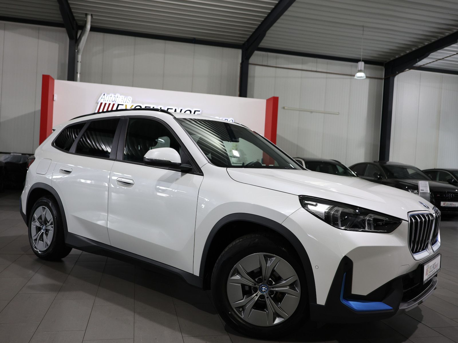 BMW iX1 30 xDrive 95,7% PREMIUM / HARMAN/KARDON, LED foto 3