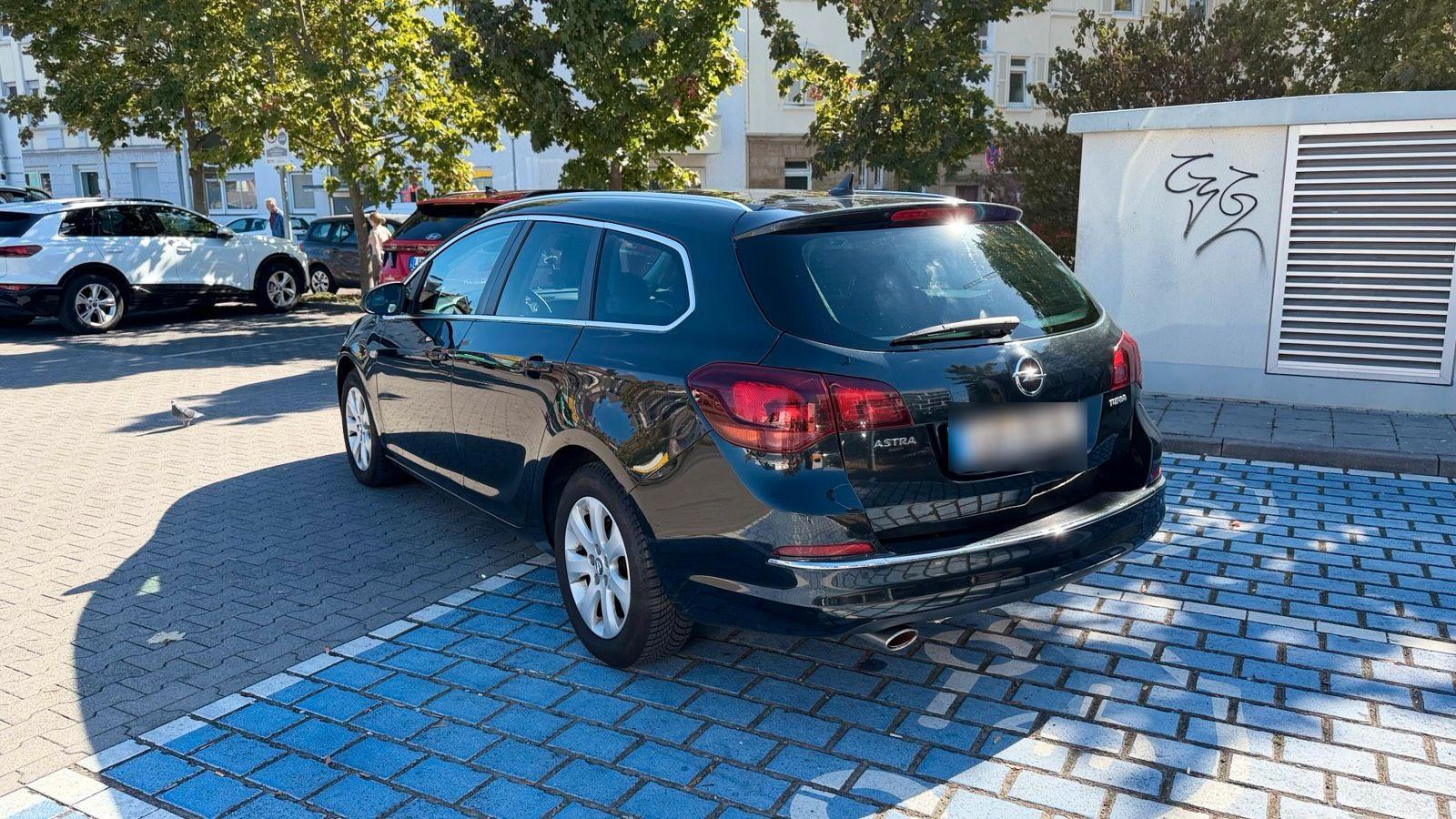 Opel Astra 2014 — interior