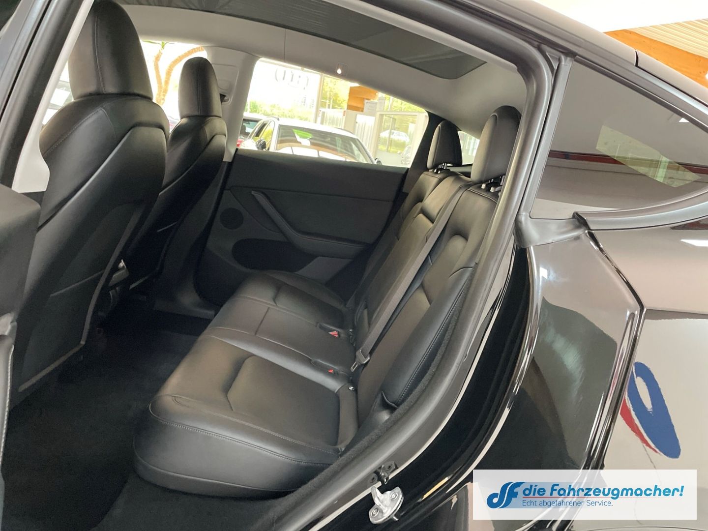 Fahrzeugabbildung Tesla Model Y Basis RWD Panorama Navi Soundsystem LED