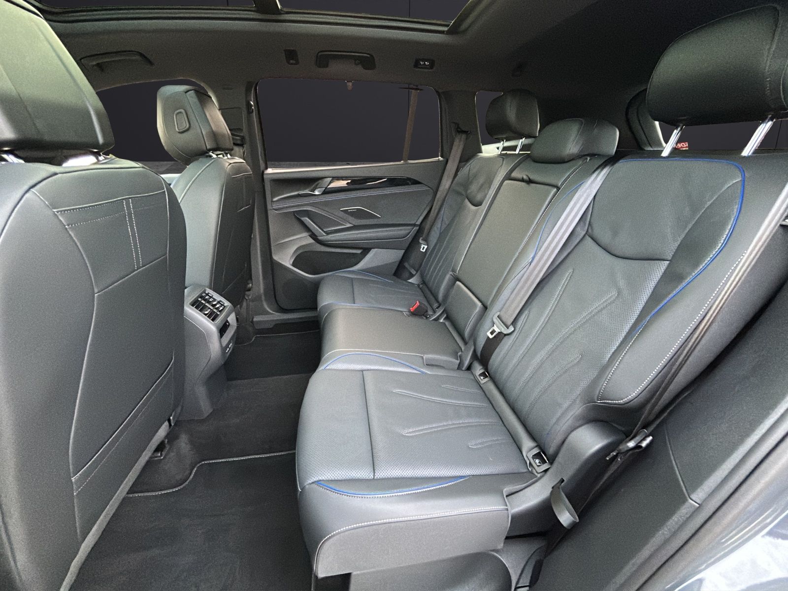 Fahrzeugabbildung Volkswagen Tayron R-Line PHEV DSG IQ.Light ACC AHK PANO SH