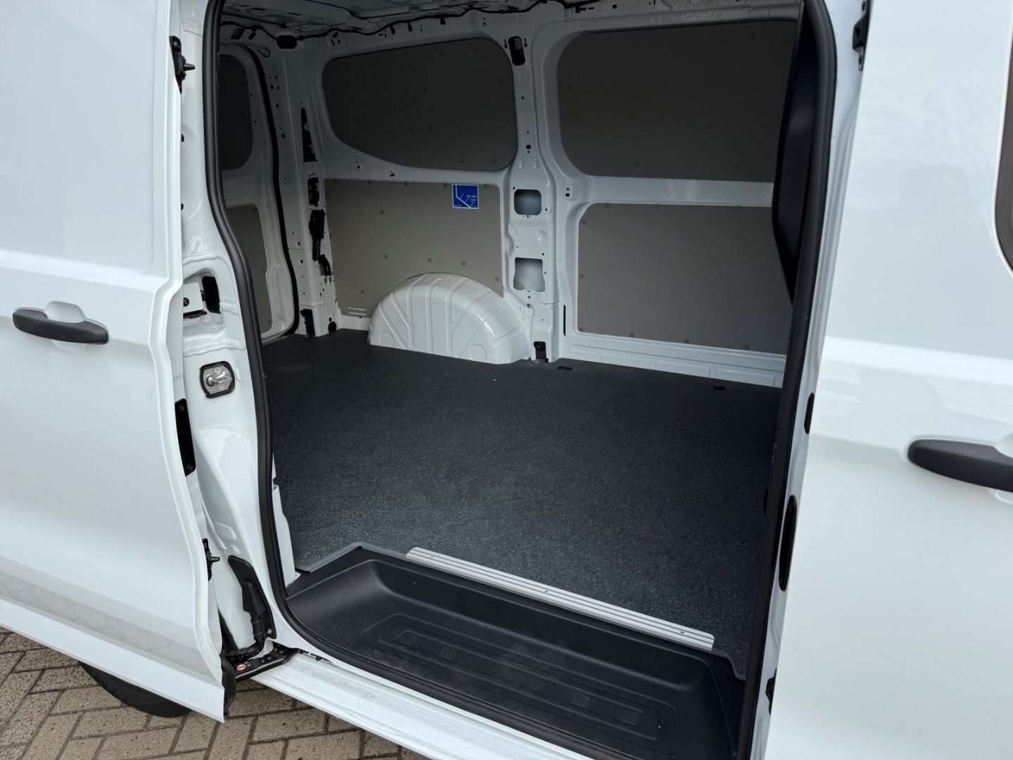 Fahrzeugabbildung Ford Transit Custom RWD E-Transit Kasten 320 L1 Trend
