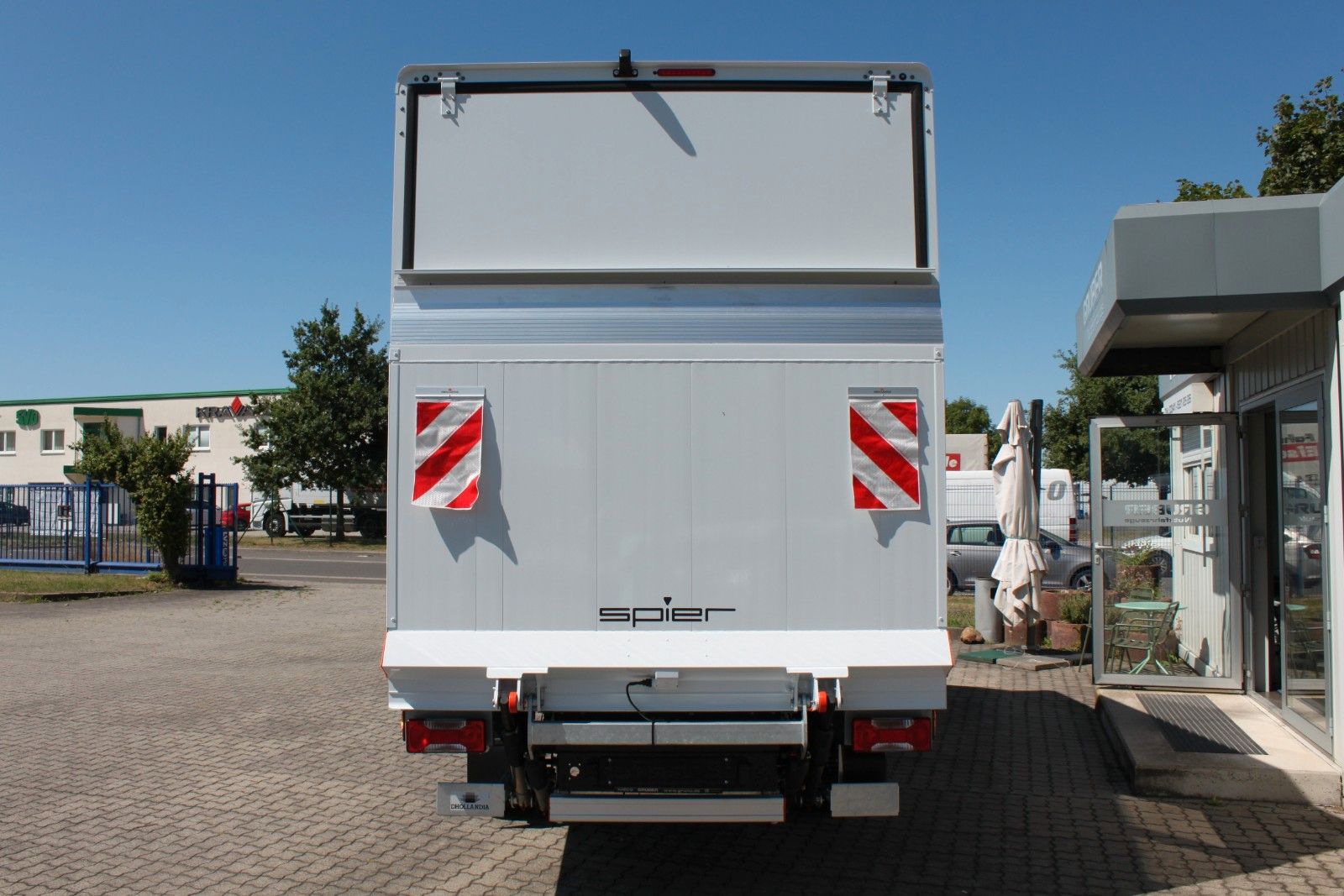Fahrzeugabbildung Iveco Daily 35S16 Koffer 2375 hoch /LBW 750Kg