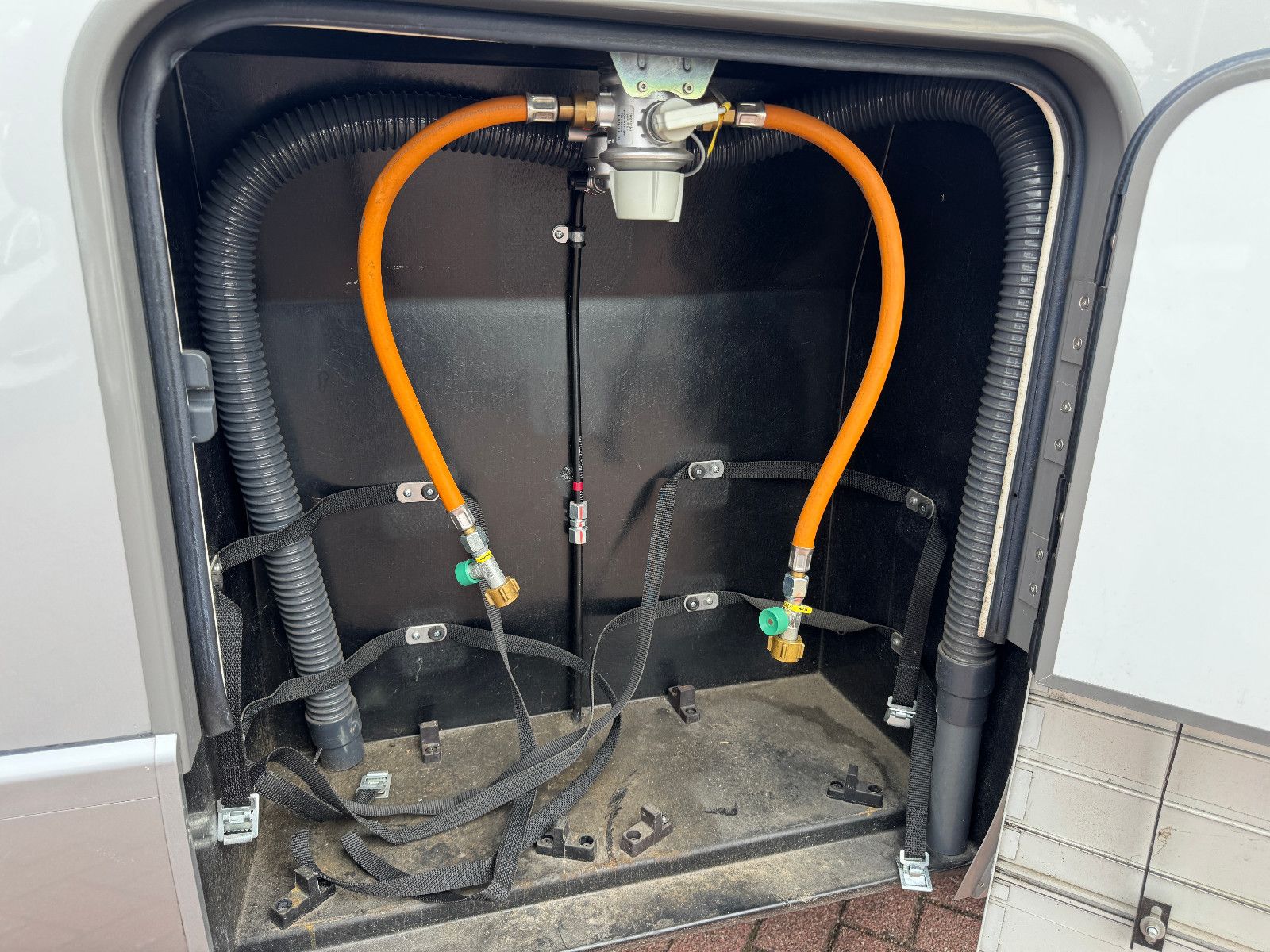 Fahrzeugabbildung HYMER / ERIBA / HYMERCAR B-KLASSE 680 STARLINE MB 3.0 D V6 HYD HÜBSTÜTZEN