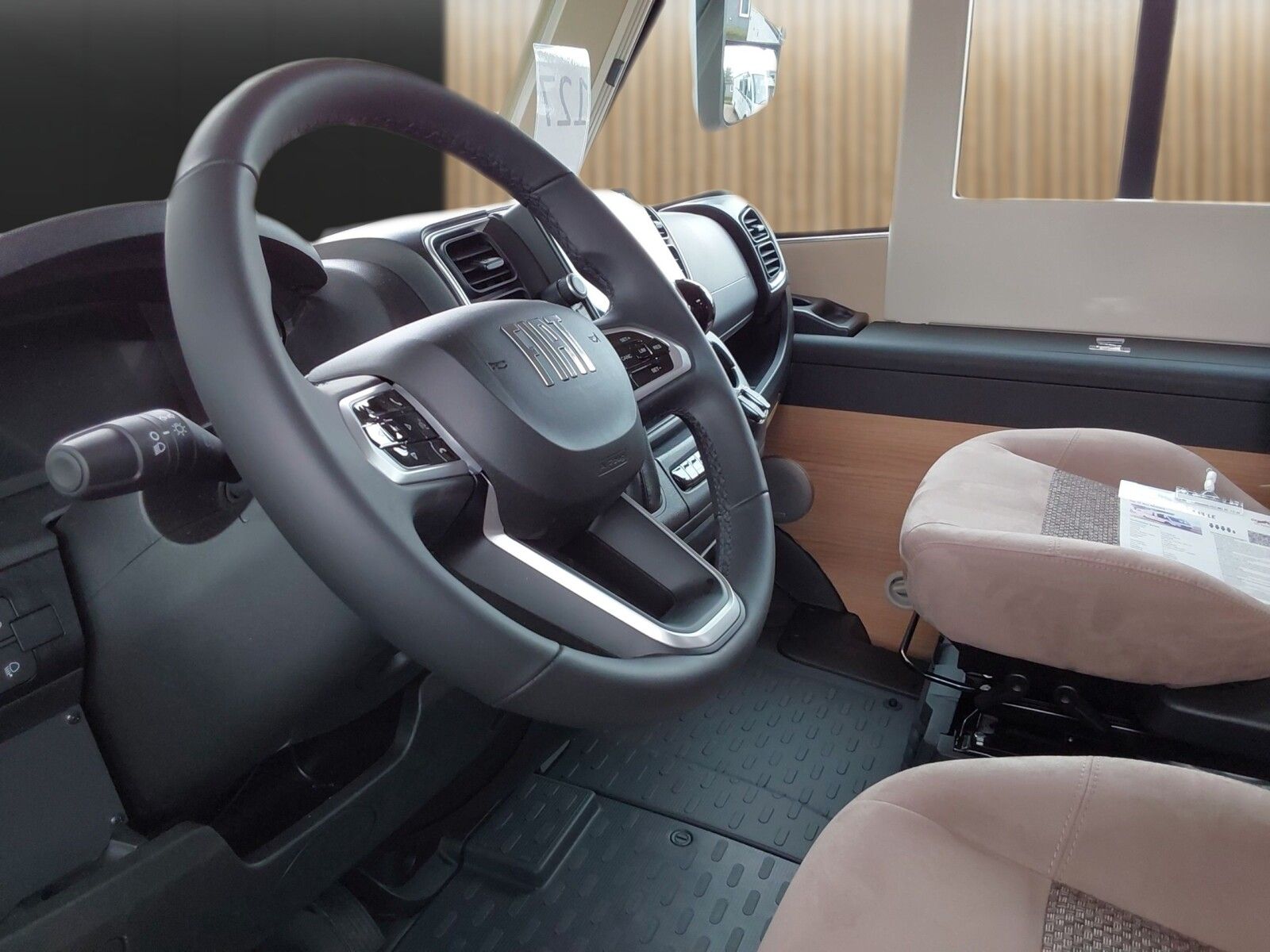Fahrzeugabbildung Carthago c-compactline I 143 LE Fiat, TV, Navi, Rückfahrk