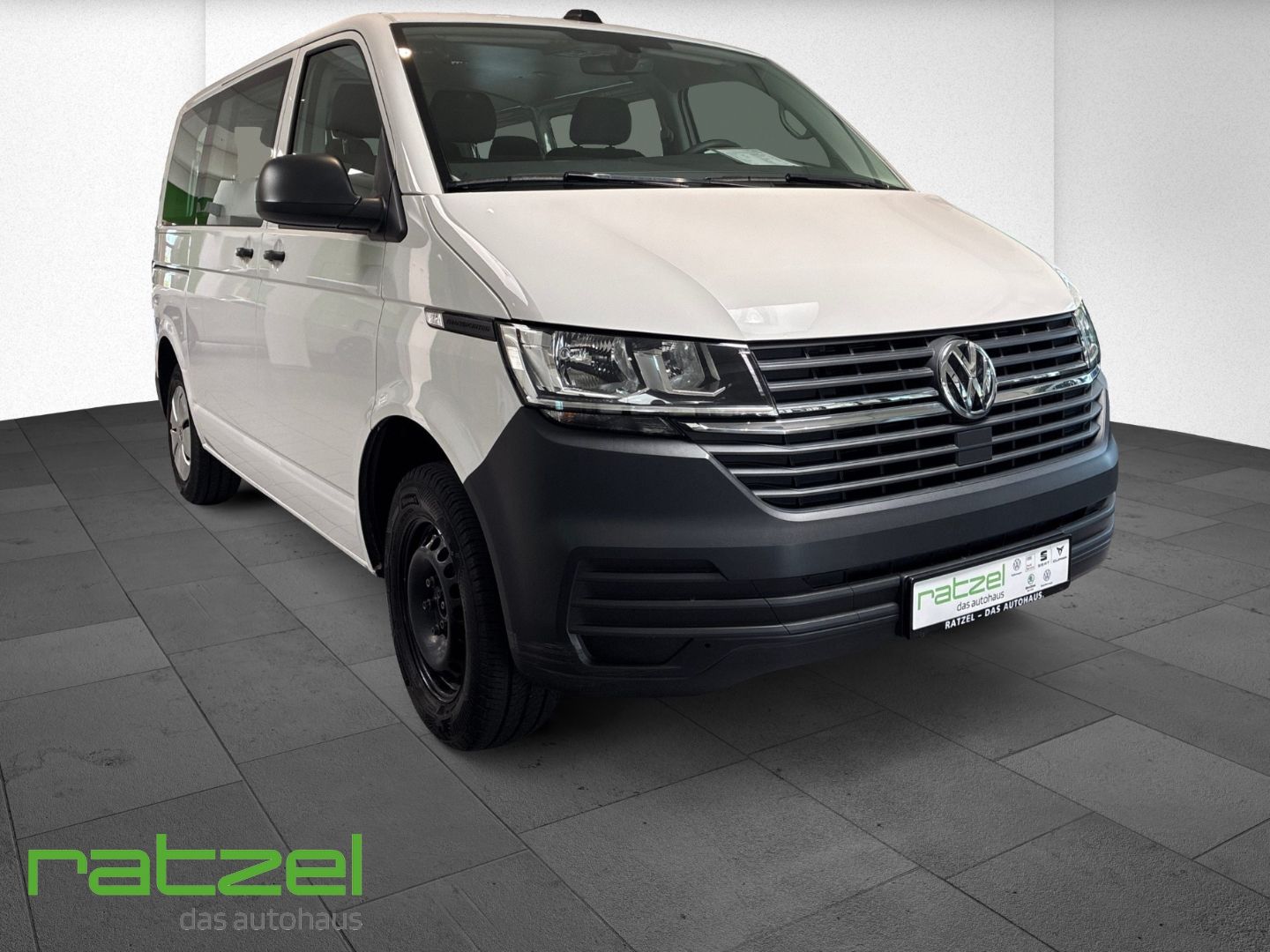 Fahrzeugabbildung Volkswagen T6.1 Kombi 2.0 TDI 9-Sitzer PDC AHK Klima Lichts