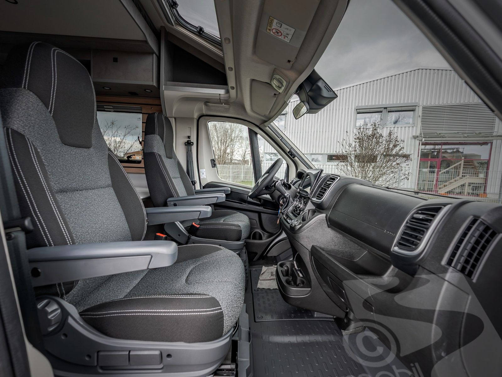 Fahrzeugabbildung Crosscamp EXPDN 7.4 E Peugeot Automatik
