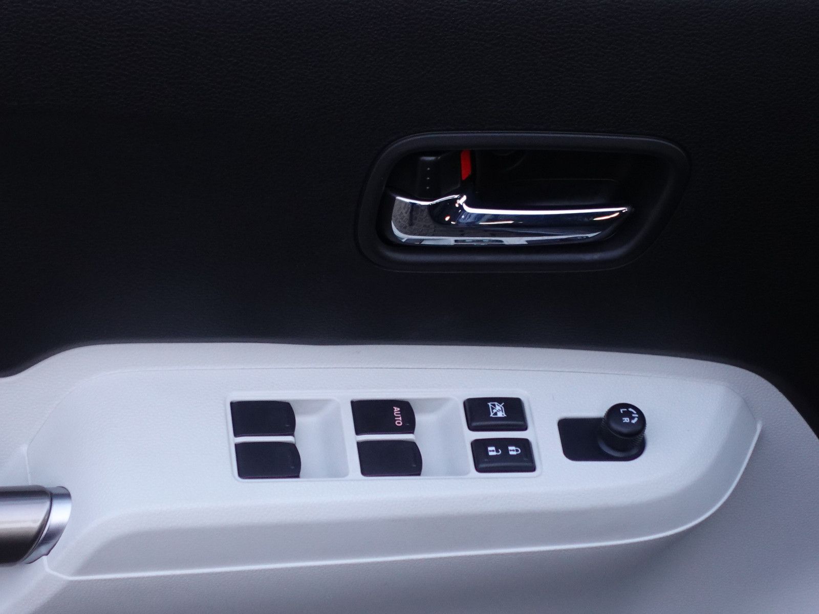 Fahrzeugabbildung Suzuki Ignis 1.2 DUALJET Comfort+ I. Hd RFK Navi App