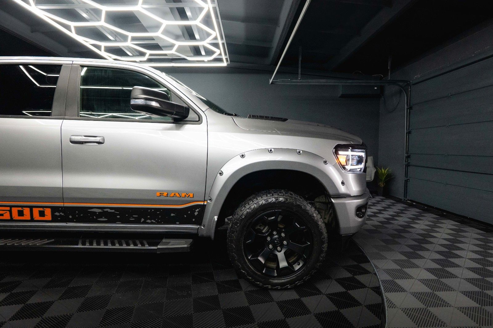 Fahrzeugabbildung Dodge RAM 5.7 V8 HEMI 4x4 OFFROAD Night-Paket *LED*19%