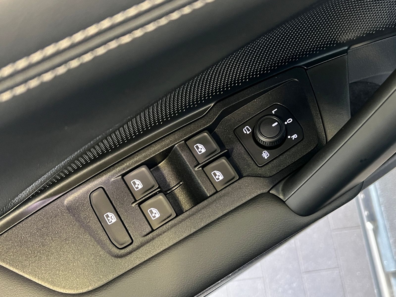Fahrzeugabbildung Volkswagen Tiguan Life 2.0 TDI DSG *AHK, LED, Kamera, 18''-