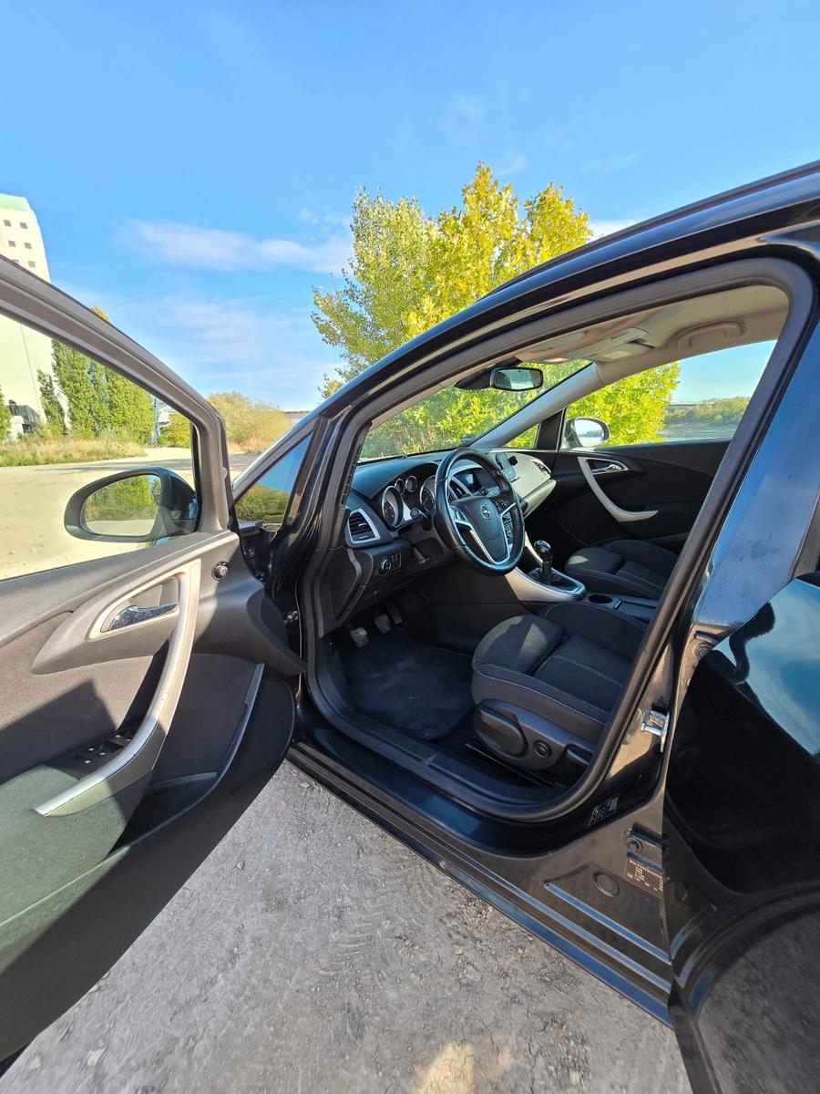 Opel Astra 2013 — photo 10