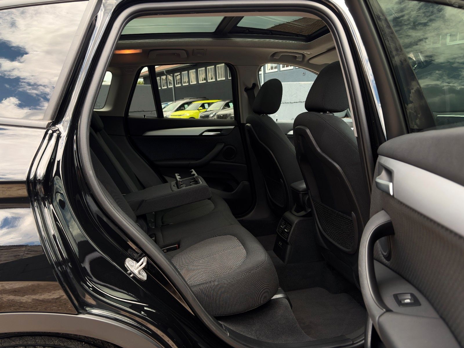 Fahrzeugabbildung BMW X1 sDrive 20d Temp. AHK PANO LED CAM KZG CarPlay