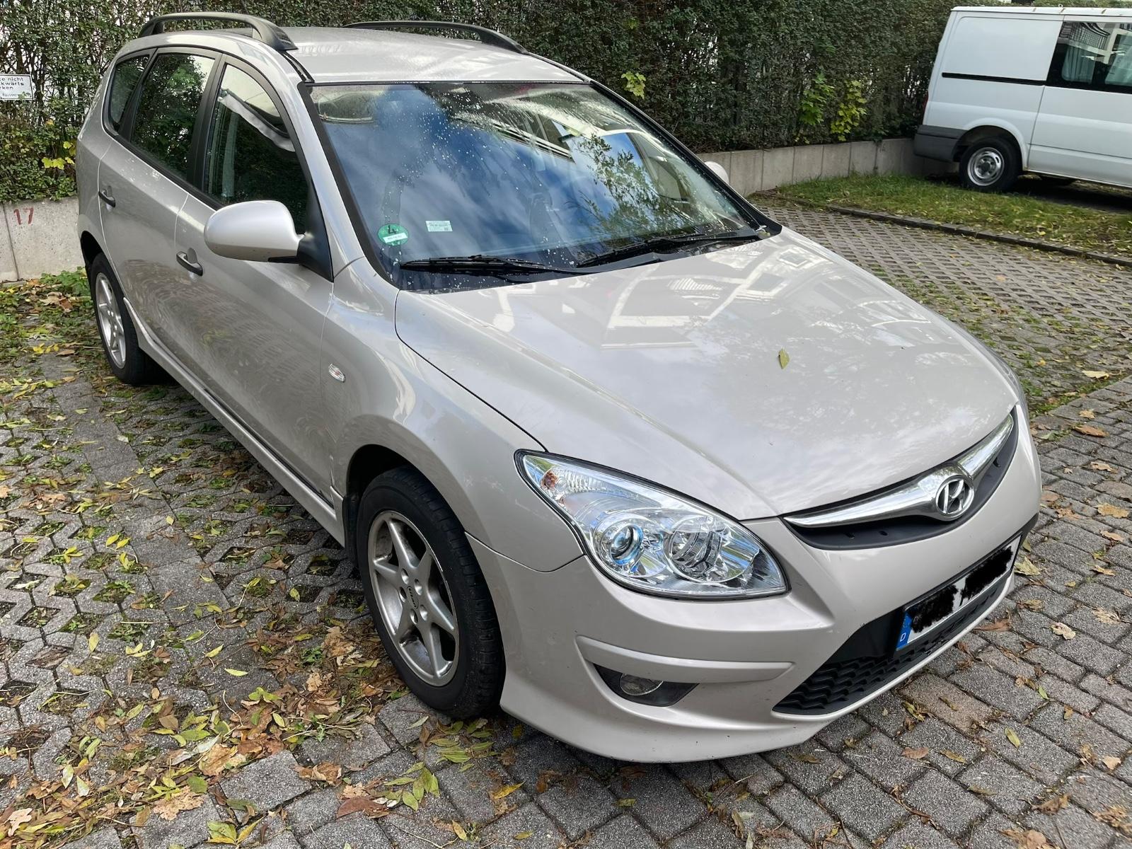 Hyundai i30 2011 — rear view