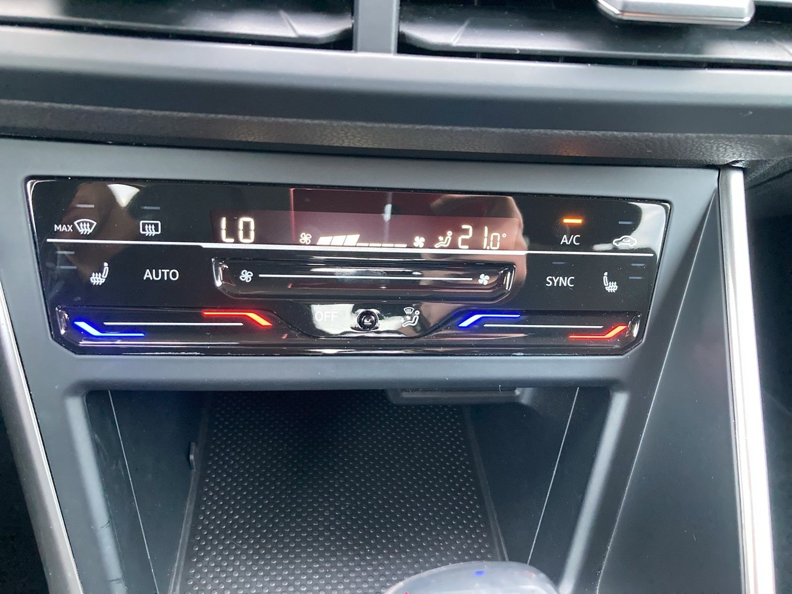 Fahrzeugabbildung Volkswagen Polo TSI Active DSG LED ACC PDC SH