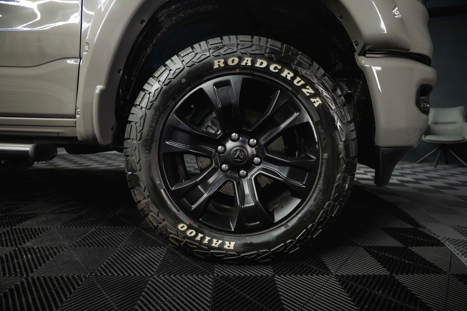 Fahrzeugabbildung Dodge RAM 5.7 V8 HEMI 4x4 OFFROAD Night PUNISHER 19%