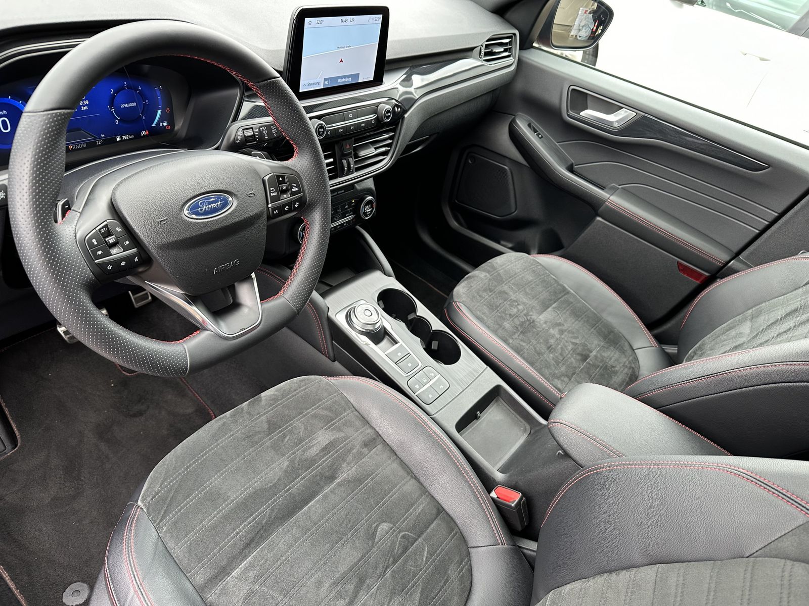 Fahrzeugabbildung Ford Kuga 2.0 EB 4x4 Aut. ST-Line X NAV+LED+PANO+B&O