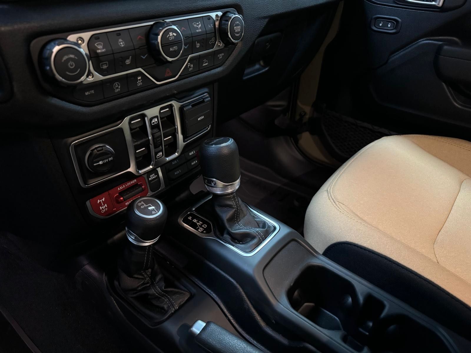 Fahrzeugabbildung Jeep GLADIATOR WILLYS '41 ED. 3.6L-V6 HARDTOP-SOFTTOP