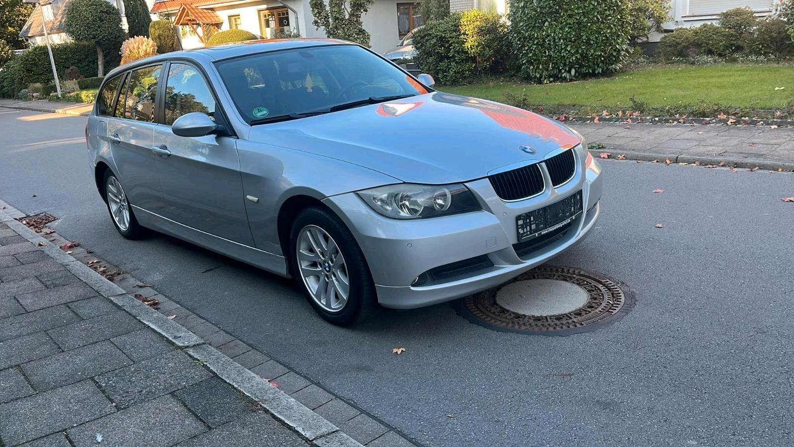 BMW 320 2008 — салон