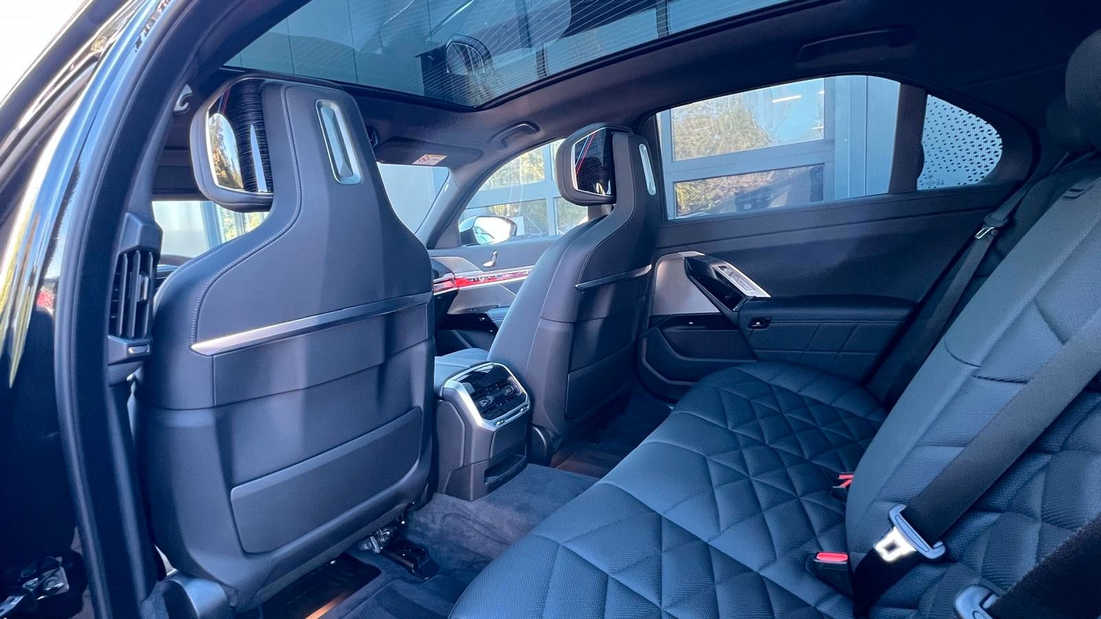 Fahrzeugabbildung BMW 740 d xDrive M Sport Pro*B&W*MASS*PAN*STHZ*CONNO