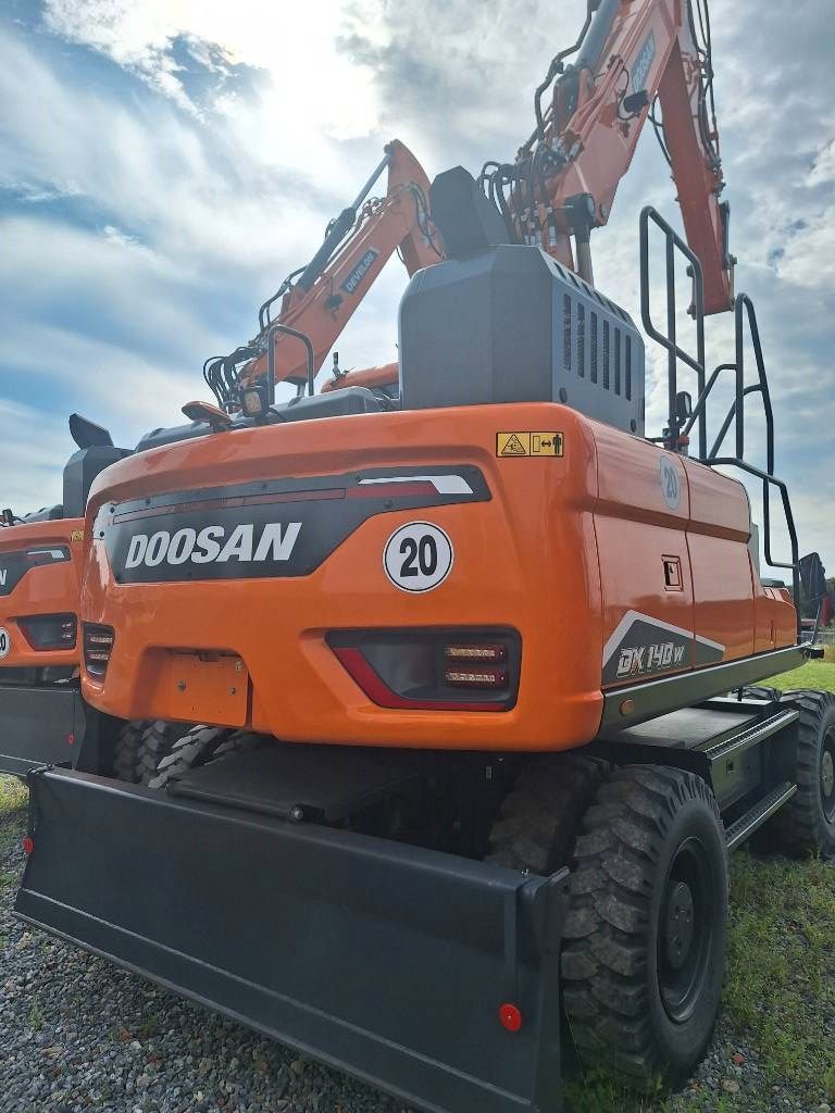 Fahrzeugabbildung Doosan DX 140 W-7 Verstellausleger