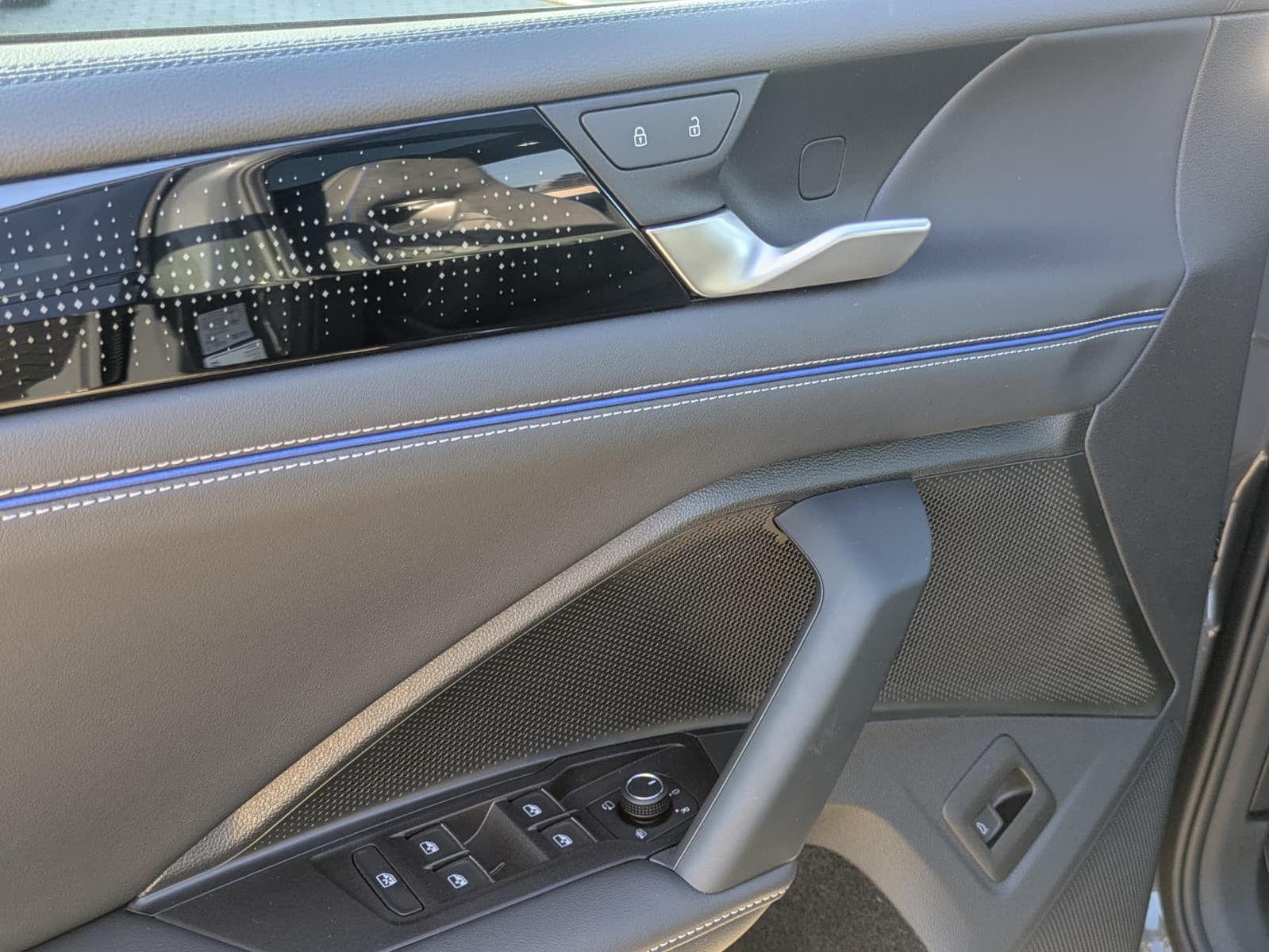 Fahrzeugabbildung Volkswagen Tiguan 2.0 TDI 4M R-Line BLACK*PAN*HK*AHK*MATRIX