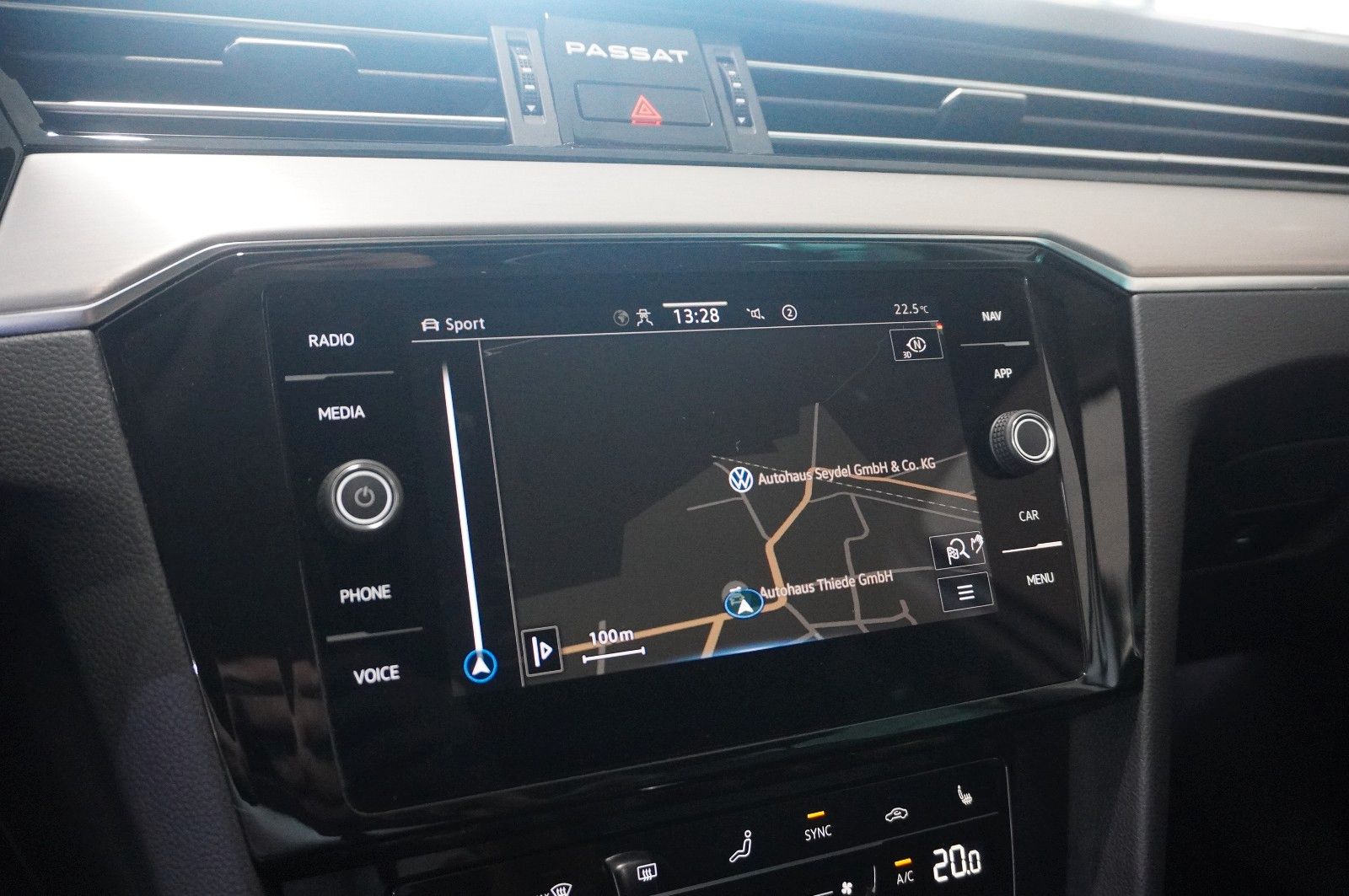 Fahrzeugabbildung Volkswagen Passat Vari. 2.0D R-LINE 4M NAVI/LED/KAMERA/AHK