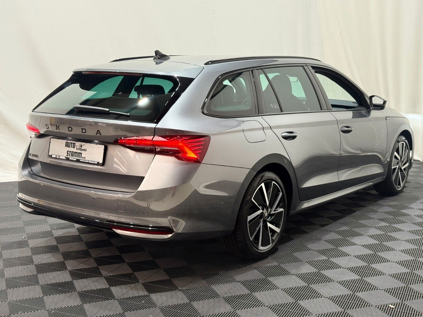 Fahrzeugabbildung SKODA Octavia Combi 2.0 TDI Sportline Infot. Paket