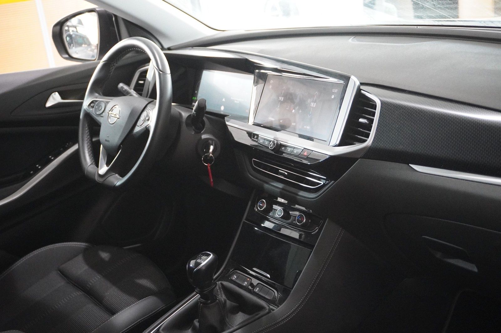 Fahrzeugabbildung Opel Grandland (X) 1.2T GS SPORT NAVI/LED/VIRT./DAB+