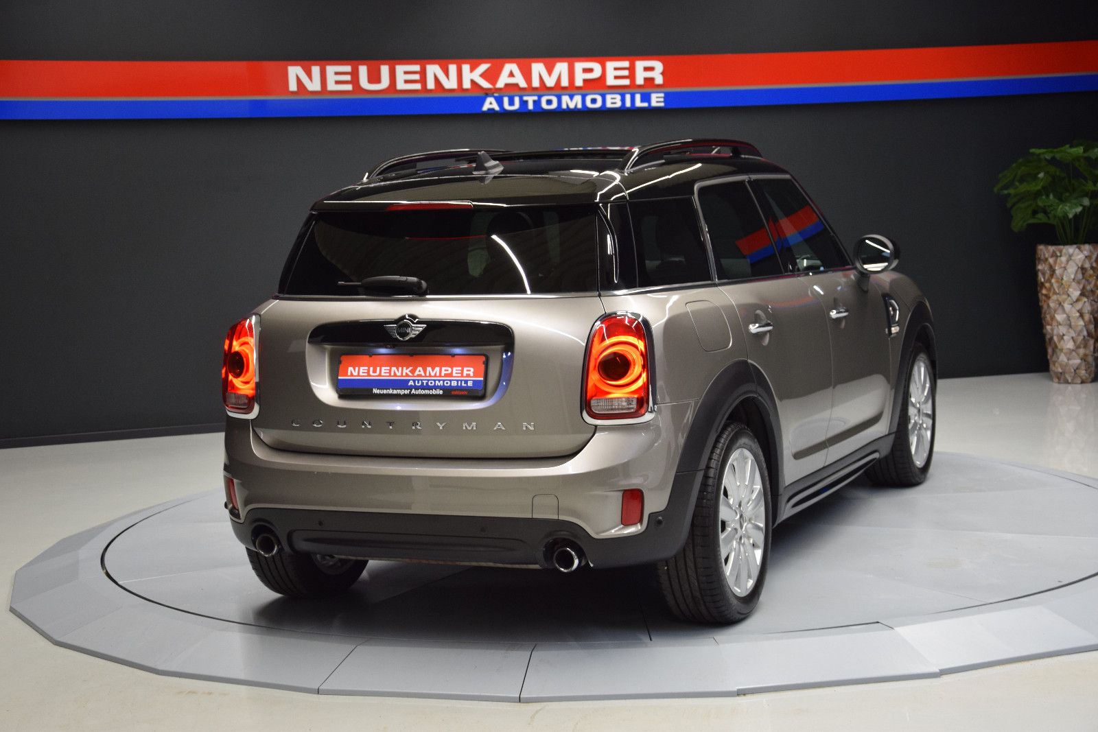 Fahrzeugabbildung MINI Countryman S Pano ACC HuD LED 1.Hand