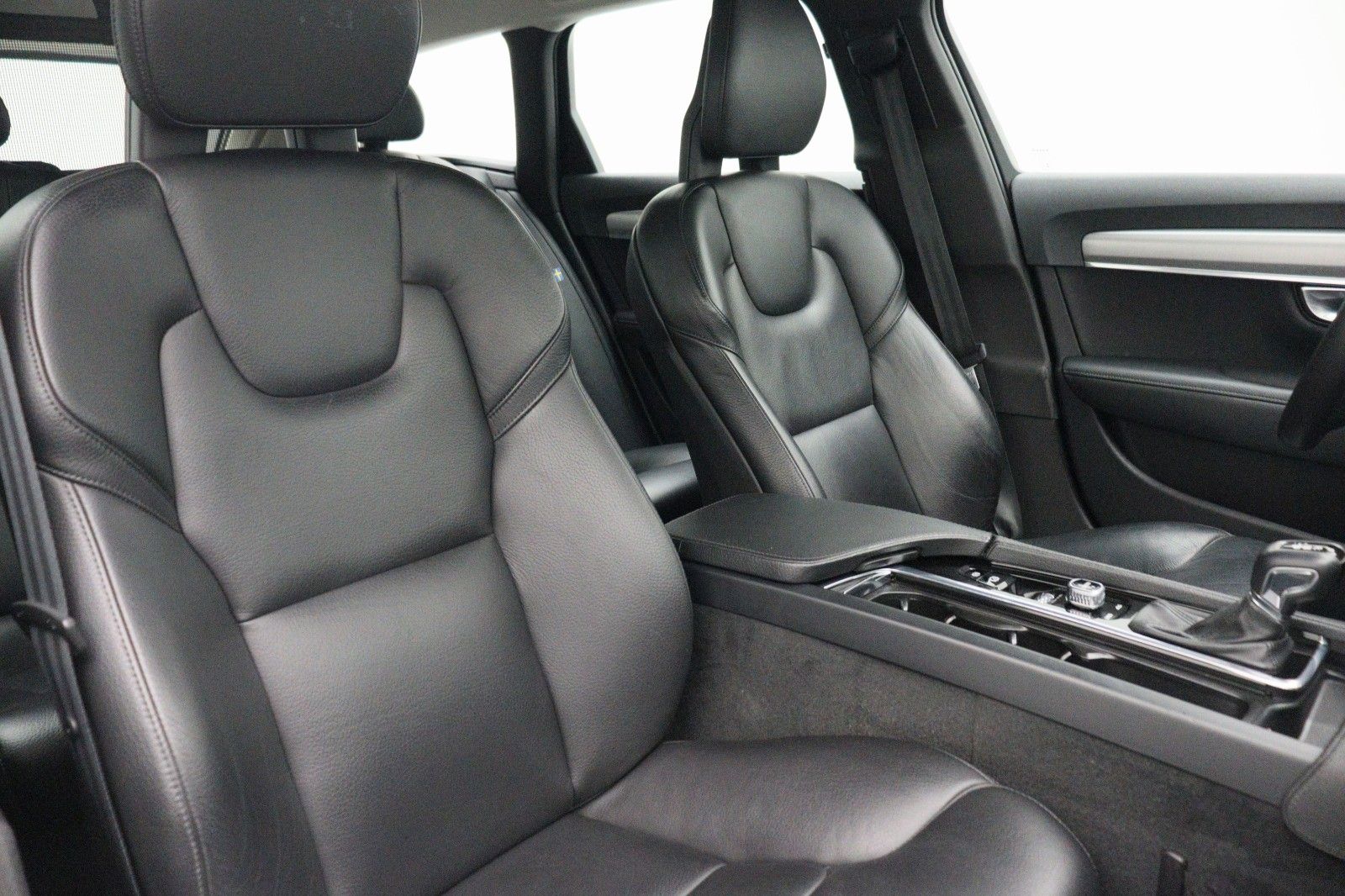 Fahrzeugabbildung Volvo V90 D4 2.0 Kombi Momentum ACC  LED KAMERA