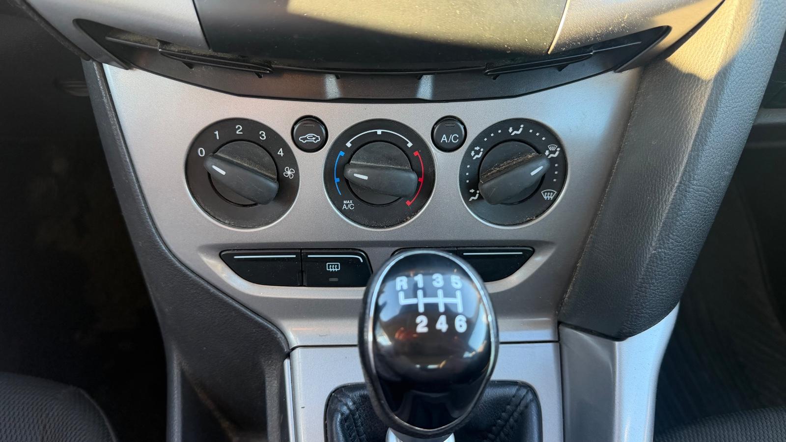Ford Focus 2013 — photo 35
