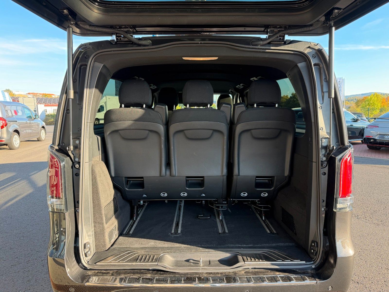 Fahrzeugabbildung Mercedes-Benz V 300 d 4MATIC STYLE AMG DISTRONIC MULTIBEAM