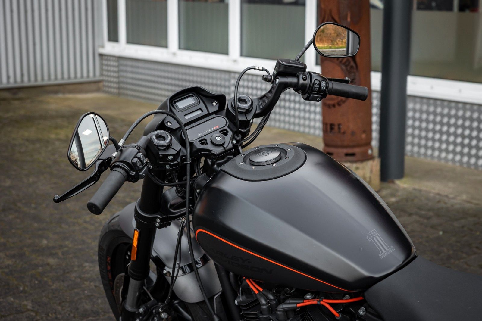 Fahrzeugabbildung Harley-Davidson FXDRS 114 CUI - KESSTECH - SEITLICHER KZH