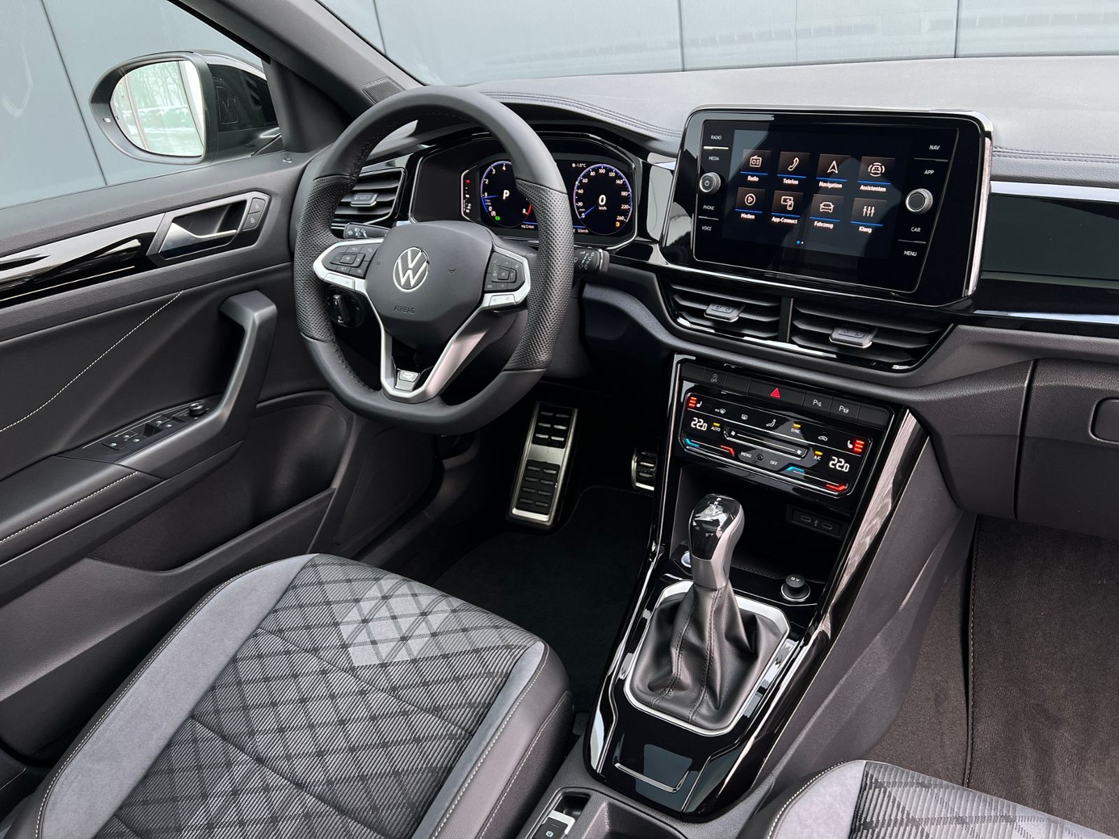 Fahrzeugabbildung Volkswagen T-Roc R-Line 1.5 TSI DSG *Black Style, AHK, Pano