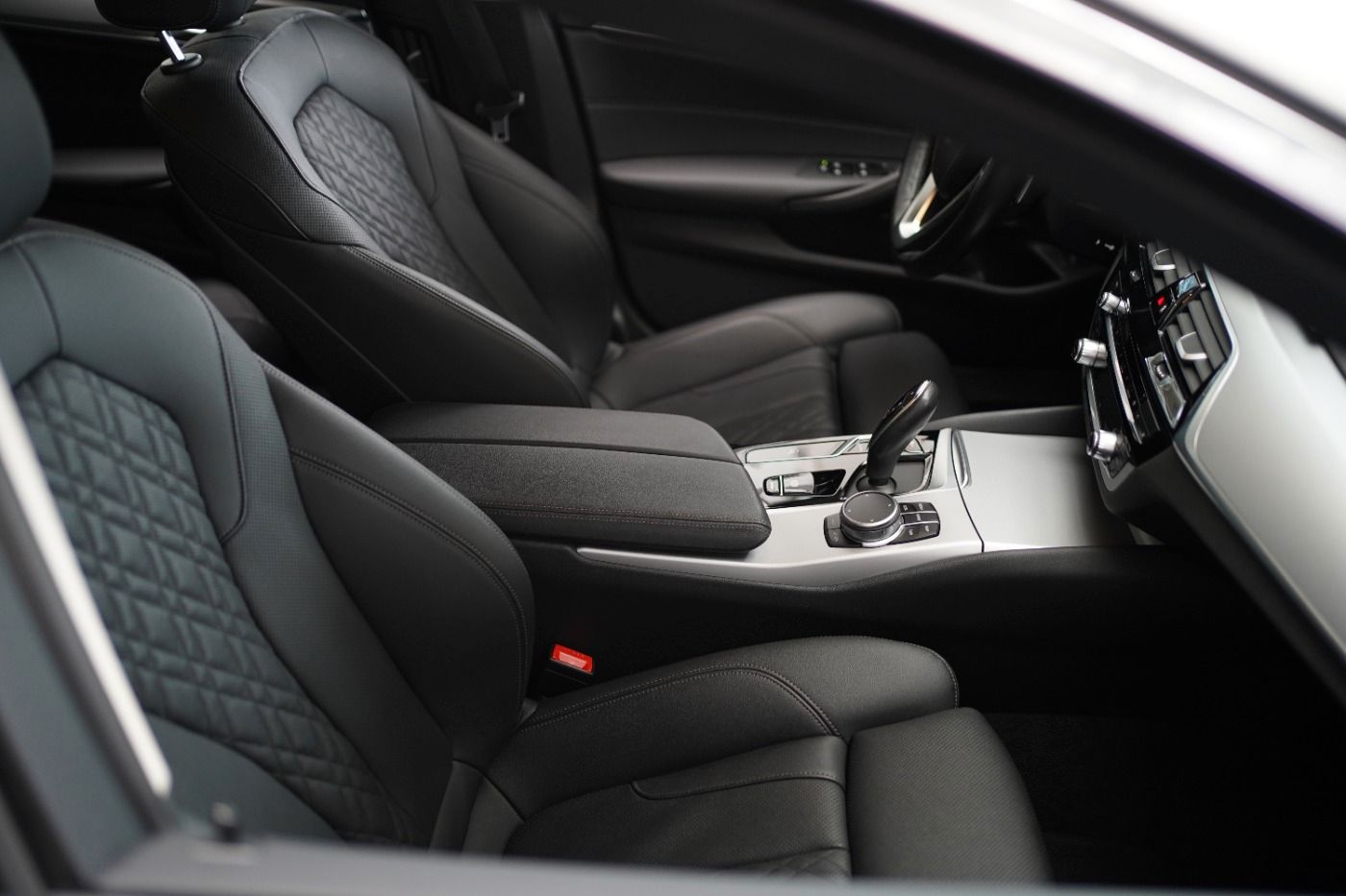 Fahrzeugabbildung BMW 530d xDrive Touring +Parking Assistant+AHK+DAB+