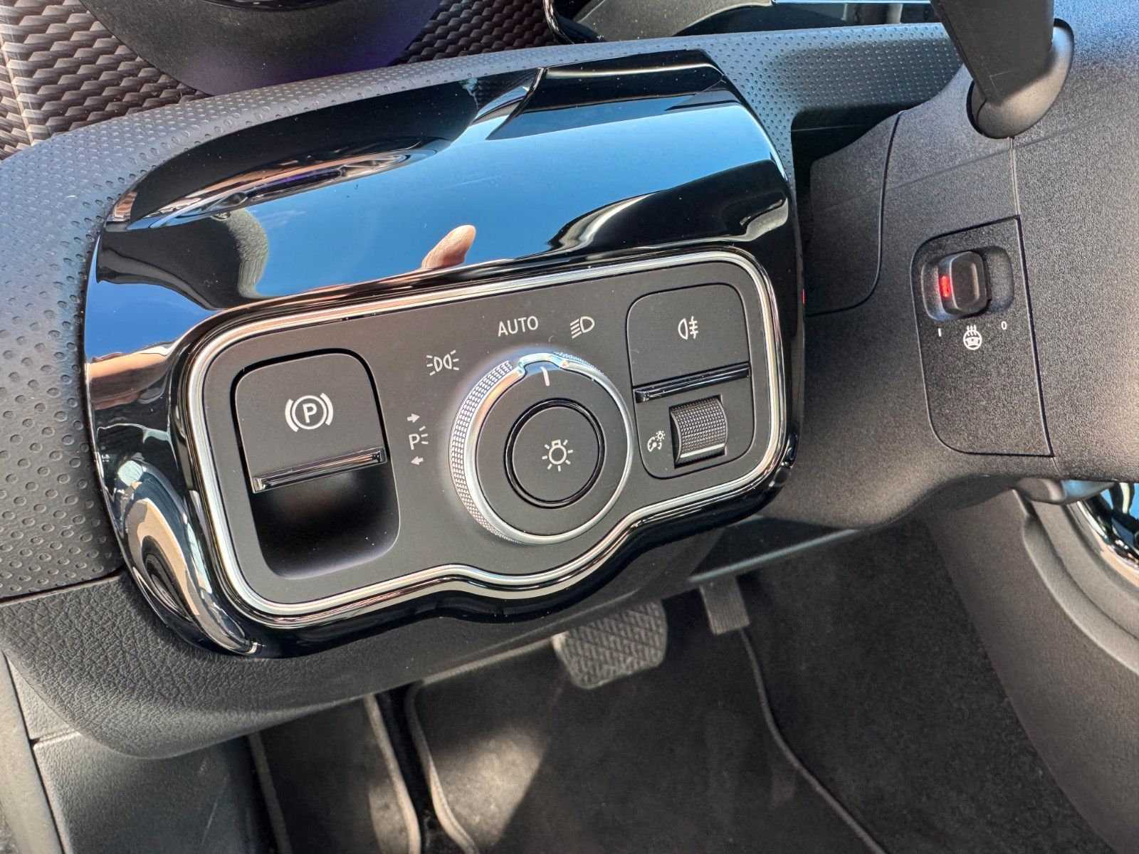 Fahrzeugabbildung Mercedes-Benz A 220d Progressive+Pano+Ambiente+RKamera+LED