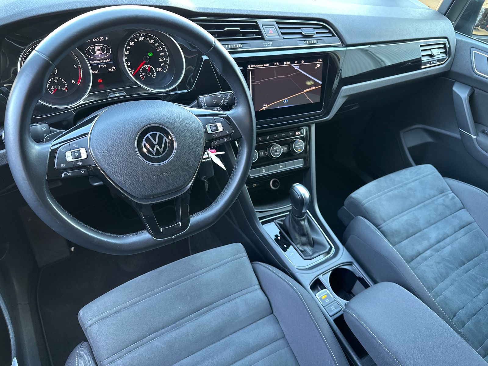 Fahrzeugabbildung Volkswagen Touran 2.0 TDI DSG Highline NAV+LED+KAM+AHK+1HD
