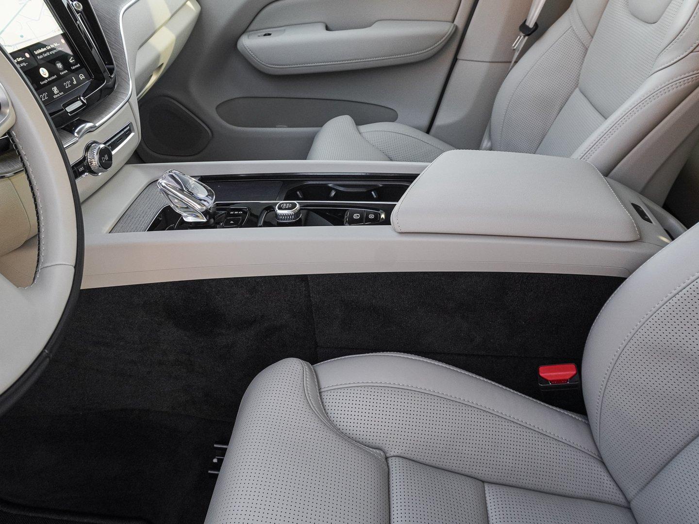 Volvo XC60 T8 AWD Ultra Bright Plug-in Hybrid MASSAGE