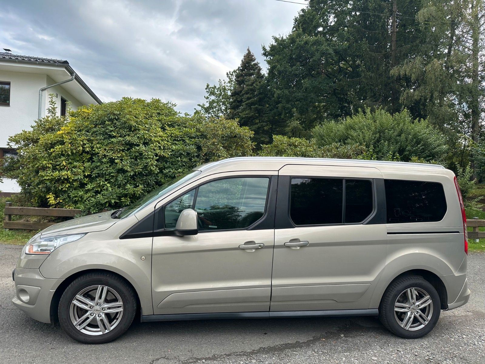 Ford Grand Tourneo - 1