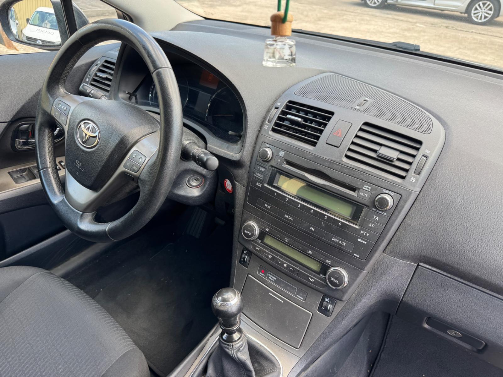 Toyota Avensis 2010 — interior