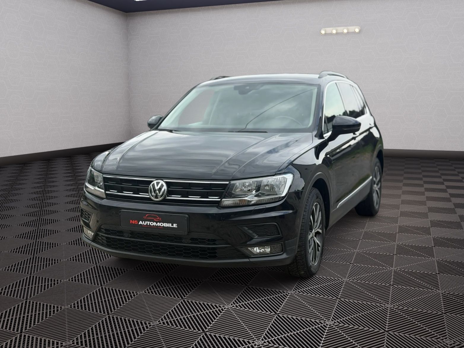 Volkswagen Tiguan - 1