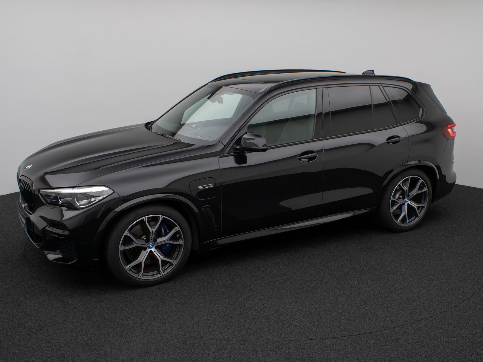 Fahrzeugabbildung BMW X5 xD45e M Sport Panorama 360° HUD DAB HiFi 21"
