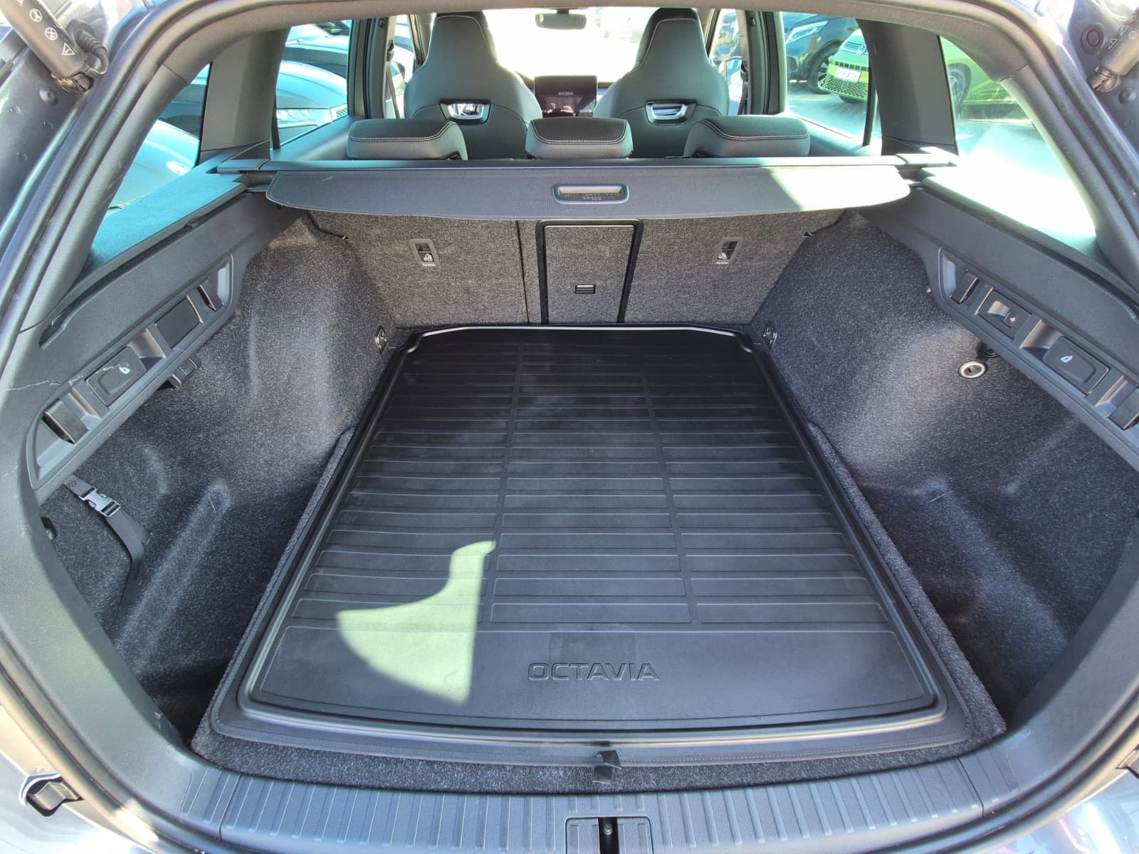 Fahrzeugabbildung SKODA Octavia 1.5 DSG Sportline PANO*MATRIX*AHK*5J.GAR