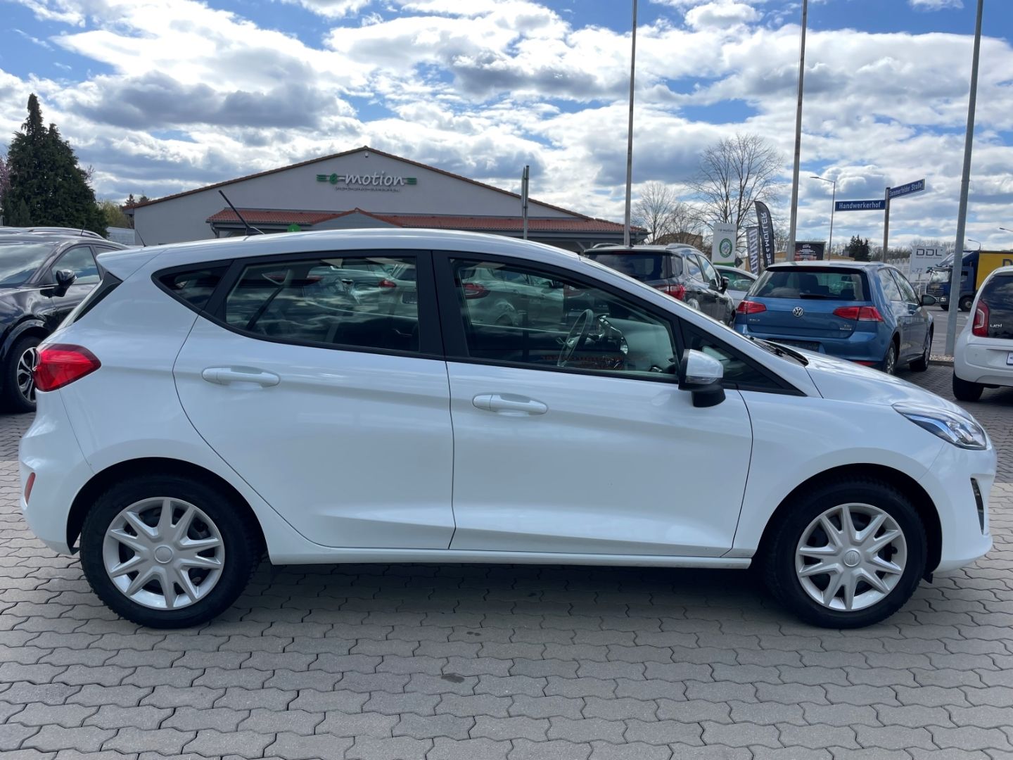 Fahrzeugabbildung Ford Fiesta Spurhalteass PDC SHZ Tempomat Bluetooth