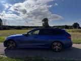 BMW 330i Touring M Sport, Pano/Laser/AHK/DAP - blaue BMW 330