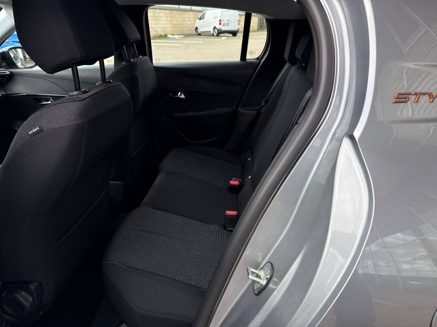 Fahrzeugabbildung Peugeot 208 Style 1.2 PureTech 100 Fahrerprofil DAB SHZ