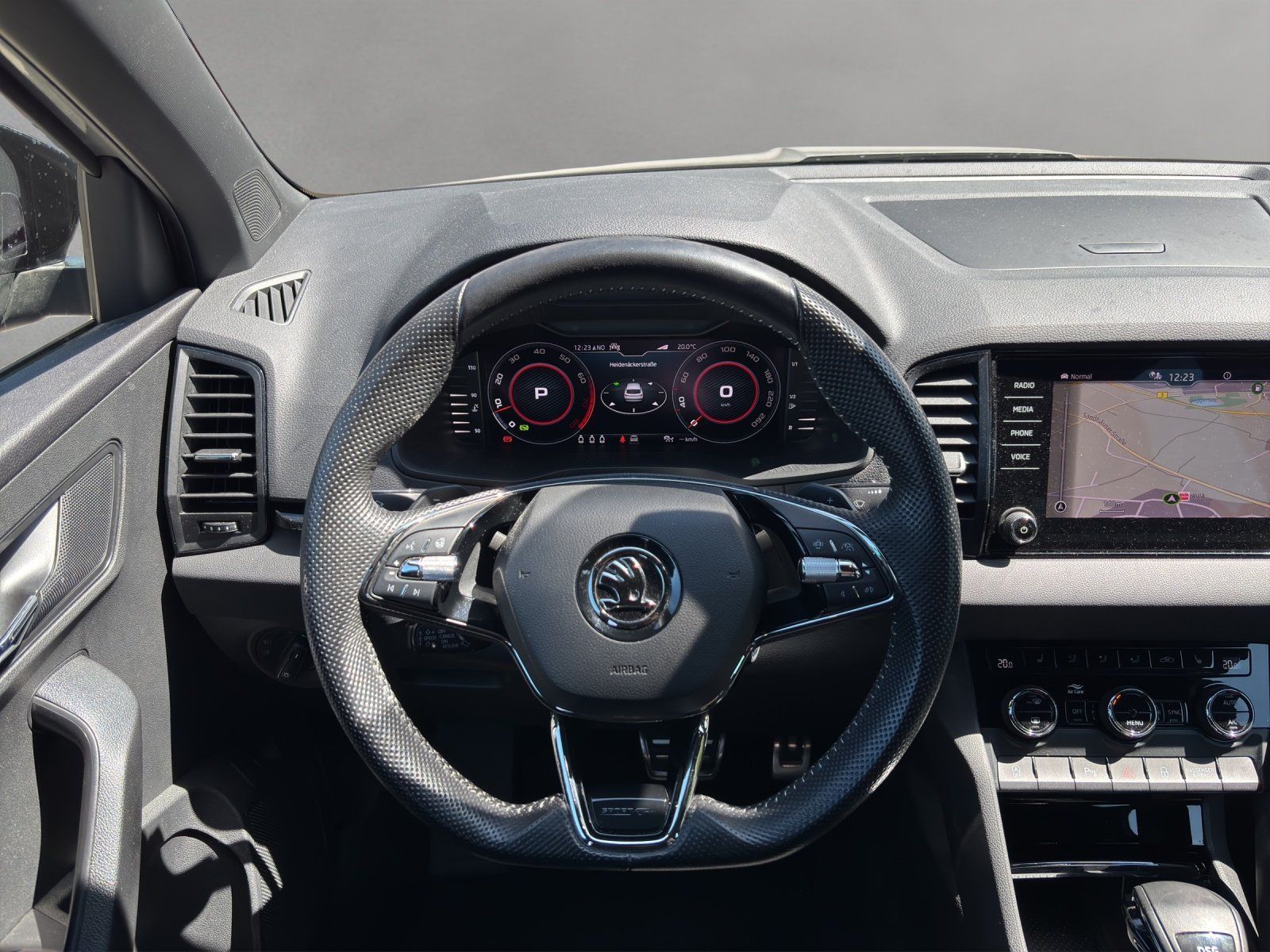 Fahrzeugabbildung SKODA Karoq 1.5 TSI DSG Sportline/ACC/KAMERA/VIRTUAL/