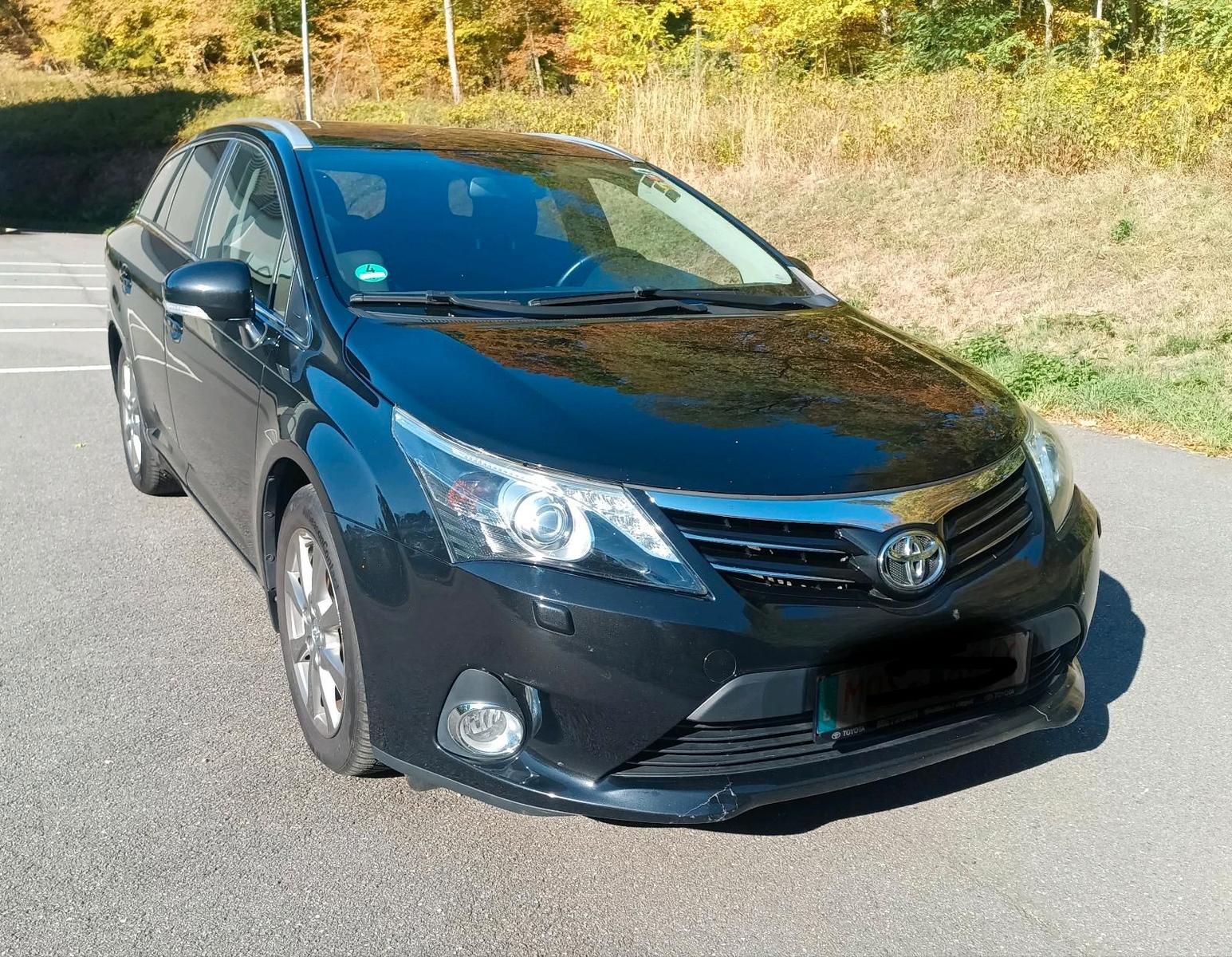 Toyota Avensis 2013 — салон
