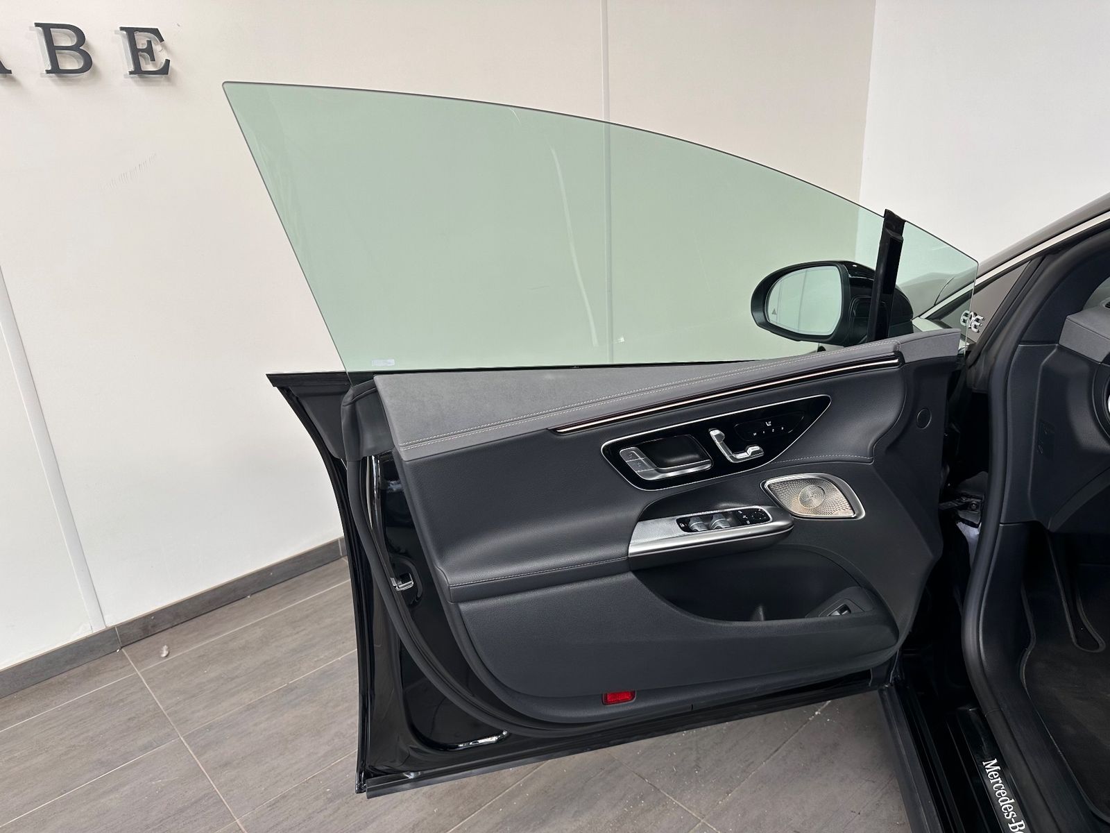 Fahrzeugabbildung Mercedes-Benz EQE 300 Electric Art NAV+LED+ACC+360GRAD+SHZ